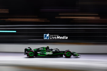 2024-11-22 - 24 ZHOU Guanyu (chi), Stake F1 Team Kick Sauber C44, action during the Formula 1 Heineken Silver Las Vegas Grand Prix 2024, 22th round of the 2024 Formula One World Championship from November 21 to 23, 2024 on the Las Vegas Strip Circuit, in Las Vegas, United States of America - F1 - LAS VEGAS GRAND PRIX 2024 - FORMULA 1 - MOTORS