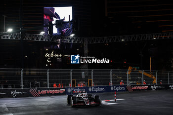 2024-11-22 - 20 MAGNUSSEN Kevin (den), Haas F1 Team VF-24 Ferrari, action during the Formula 1 Heineken Silver Las Vegas Grand Prix 2024, 22th round of the 2024 Formula One World Championship from November 21 to 23, 2024 on the Las Vegas Strip Circuit, in Las Vegas, United States of America - F1 - LAS VEGAS GRAND PRIX 2024 - FORMULA 1 - MOTORS