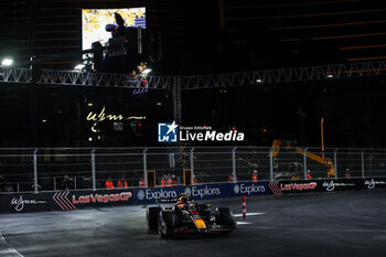 2024-11-22 - 11 PEREZ Sergio (mex), Red Bull Racing RB20, action during the Formula 1 Heineken Silver Las Vegas Grand Prix 2024, 22th round of the 2024 Formula One World Championship from November 21 to 23, 2024 on the Las Vegas Strip Circuit, in Las Vegas, United States of America - F1 - LAS VEGAS GRAND PRIX 2024 - FORMULA 1 - MOTORS