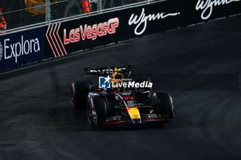 2024-11-22 - 11 PEREZ Sergio (mex), Red Bull Racing RB20, action during the Formula 1 Heineken Silver Las Vegas Grand Prix 2024, 22th round of the 2024 Formula One World Championship from November 21 to 23, 2024 on the Las Vegas Strip Circuit, in Las Vegas, United States of America - F1 - LAS VEGAS GRAND PRIX 2024 - FORMULA 1 - MOTORS