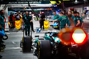 2024-11-22 - Aston Martin F1 Team, ambiance pitlane, during the Formula 1 Heineken Silver Las Vegas Grand Prix 2024, 22th round of the 2024 Formula One World Championship from November 21 to 23, 2024 on the Las Vegas Strip Circuit, in Las Vegas, United States of America - F1 - LAS VEGAS GRAND PRIX 2024 - FORMULA 1 - MOTORS