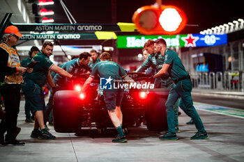 2024-11-22 - Aston Martin F1 Team, ambiance pitlane, during the Formula 1 Heineken Silver Las Vegas Grand Prix 2024, 22th round of the 2024 Formula One World Championship from November 21 to 23, 2024 on the Las Vegas Strip Circuit, in Las Vegas, United States of America - F1 - LAS VEGAS GRAND PRIX 2024 - FORMULA 1 - MOTORS