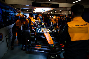 2024-11-22 - 04 NORRIS Lando (gbr), McLaren F1 Team MCL38, garage, box, during the Formula 1 Heineken Silver Las Vegas Grand Prix 2024, 22th round of the 2024 Formula One World Championship from November 21 to 23, 2024 on the Las Vegas Strip Circuit, in Las Vegas, United States of America - F1 - LAS VEGAS GRAND PRIX 2024 - FORMULA 1 - MOTORS