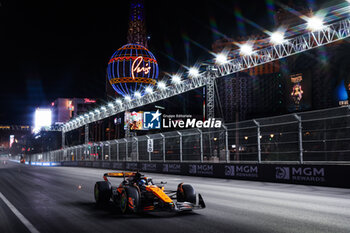 2024-11-22 - 81 PIASTRI Oscar (aus), McLaren F1 Team MCL38, action during the Formula 1 Heineken Silver Las Vegas Grand Prix 2024, 22th round of the 2024 Formula One World Championship from November 21 to 23, 2024 on the Las Vegas Strip Circuit, in Las Vegas, United States of America - F1 - LAS VEGAS GRAND PRIX 2024 - FORMULA 1 - MOTORS