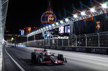 2024-11-22 - 20 MAGNUSSEN Kevin (den), Haas F1 Team VF-24 Ferrari, action during the Formula 1 Heineken Silver Las Vegas Grand Prix 2024, 22th round of the 2024 Formula One World Championship from November 21 to 23, 2024 on the Las Vegas Strip Circuit, in Las Vegas, United States of America - F1 - LAS VEGAS GRAND PRIX 2024 - FORMULA 1 - MOTORS