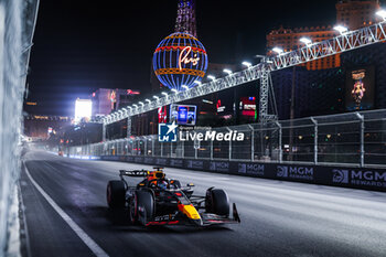 2024-11-22 - 01 VERSTAPPEN Max (nld), Red Bull Racing RB20, action during the Formula 1 Heineken Silver Las Vegas Grand Prix 2024, 22th round of the 2024 Formula One World Championship from November 21 to 23, 2024 on the Las Vegas Strip Circuit, in Las Vegas, United States of America - F1 - LAS VEGAS GRAND PRIX 2024 - FORMULA 1 - MOTORS