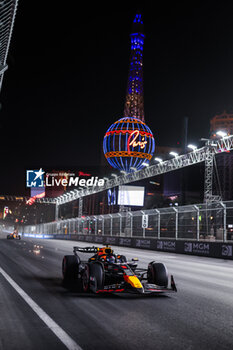 2024-11-22 - 01 VERSTAPPEN Max (nld), Red Bull Racing RB20, action during the Formula 1 Heineken Silver Las Vegas Grand Prix 2024, 22th round of the 2024 Formula One World Championship from November 21 to 23, 2024 on the Las Vegas Strip Circuit, in Las Vegas, United States of America - F1 - LAS VEGAS GRAND PRIX 2024 - FORMULA 1 - MOTORS