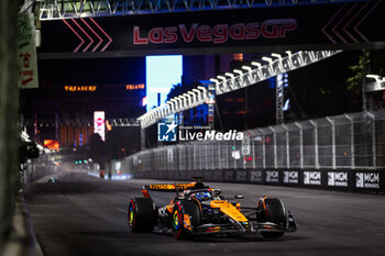 2024-11-22 - 81 PIASTRI Oscar (aus), McLaren F1 Team MCL38, action during the Formula 1 Heineken Silver Las Vegas Grand Prix 2024, 22th round of the 2024 Formula One World Championship from November 21 to 23, 2024 on the Las Vegas Strip Circuit, in Las Vegas, United States of America - F1 - LAS VEGAS GRAND PRIX 2024 - FORMULA 1 - MOTORS