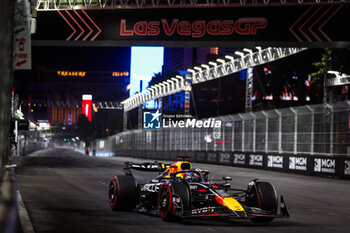 2024-11-22 - 01 VERSTAPPEN Max (nld), Red Bull Racing RB20, action during the Formula 1 Heineken Silver Las Vegas Grand Prix 2024, 22th round of the 2024 Formula One World Championship from November 21 to 23, 2024 on the Las Vegas Strip Circuit, in Las Vegas, United States of America - F1 - LAS VEGAS GRAND PRIX 2024 - FORMULA 1 - MOTORS