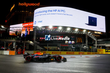 2024-11-22 - 01 VERSTAPPEN Max (nld), Red Bull Racing RB20, action during the Formula 1 Heineken Silver Las Vegas Grand Prix 2024, 22th round of the 2024 Formula One World Championship from November 21 to 23, 2024 on the Las Vegas Strip Circuit, in Las Vegas, United States of America - F1 - LAS VEGAS GRAND PRIX 2024 - FORMULA 1 - MOTORS