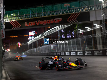 2024-11-22 - 01 VERSTAPPEN Max (nld), Red Bull Racing RB20, action during the Formula 1 Heineken Silver Las Vegas Grand Prix 2024, 22th round of the 2024 Formula One World Championship from November 21 to 23, 2024 on the Las Vegas Strip Circuit, in Las Vegas, United States of America - F1 - LAS VEGAS GRAND PRIX 2024 - FORMULA 1 - MOTORS