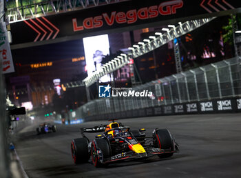 2024-11-22 - 01 VERSTAPPEN Max (nld), Red Bull Racing RB20, action during the Formula 1 Heineken Silver Las Vegas Grand Prix 2024, 22th round of the 2024 Formula One World Championship from November 21 to 23, 2024 on the Las Vegas Strip Circuit, in Las Vegas, United States of America - F1 - LAS VEGAS GRAND PRIX 2024 - FORMULA 1 - MOTORS