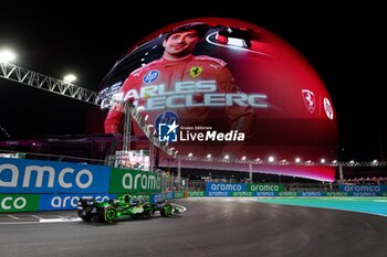 2024-11-22 - 24 ZHOU Guanyu (chi), Stake F1 Team Kick Sauber C44, action during the Formula 1 Heineken Silver Las Vegas Grand Prix 2024, 22th round of the 2024 Formula One World Championship from November 21 to 23, 2024 on the Las Vegas Strip Circuit, in Las Vegas, United States of America - F1 - LAS VEGAS GRAND PRIX 2024 - FORMULA 1 - MOTORS