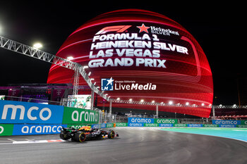 2024-11-22 - 01 VERSTAPPEN Max (nld), Red Bull Racing RB20, action during the Formula 1 Heineken Silver Las Vegas Grand Prix 2024, 22th round of the 2024 Formula One World Championship from November 21 to 23, 2024 on the Las Vegas Strip Circuit, in Las Vegas, United States of America - F1 - LAS VEGAS GRAND PRIX 2024 - FORMULA 1 - MOTORS