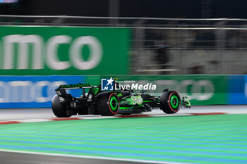 2024-11-22 - 77 BOTTAS Valtteri (fin), Stake F1 Team Kick Sauber C44, action during the Formula 1 Heineken Silver Las Vegas Grand Prix 2024, 22th round of the 2024 Formula One World Championship from November 21 to 23, 2024 on the Las Vegas Strip Circuit, in Las Vegas, United States of America - F1 - LAS VEGAS GRAND PRIX 2024 - FORMULA 1 - MOTORS