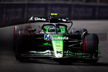 2024-11-22 - 24 ZHOU Guanyu (chi), Stake F1 Team Kick Sauber C44, action during the Formula 1 Heineken Silver Las Vegas Grand Prix 2024, 22th round of the 2024 Formula One World Championship from November 21 to 23, 2024 on the Las Vegas Strip Circuit, in Las Vegas, United States of America - F1 - LAS VEGAS GRAND PRIX 2024 - FORMULA 1 - MOTORS