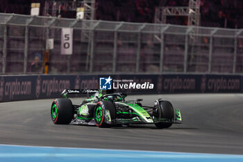 2024-11-22 - 77 BOTTAS Valtteri (fin), Stake F1 Team Kick Sauber C44, action during the Formula 1 Heineken Silver Las Vegas Grand Prix 2024, 22th round of the 2024 Formula One World Championship from November 21 to 23, 2024 on the Las Vegas Strip Circuit, in Las Vegas, United States of America - F1 - LAS VEGAS GRAND PRIX 2024 - FORMULA 1 - MOTORS