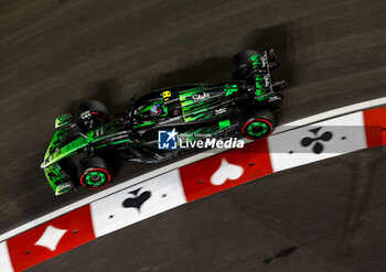 2024-11-22 - 24 ZHOU Guanyu (chi), Stake F1 Team Kick Sauber C44, action during the Formula 1 Heineken Silver Las Vegas Grand Prix 2024, 22th round of the 2024 Formula One World Championship from November 21 to 23, 2024 on the Las Vegas Strip Circuit, in Las Vegas, United States of America - F1 - LAS VEGAS GRAND PRIX 2024 - FORMULA 1 - MOTORS