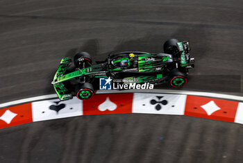 2024-11-22 - 24 ZHOU Guanyu (chi), Stake F1 Team Kick Sauber C44, action during the Formula 1 Heineken Silver Las Vegas Grand Prix 2024, 22th round of the 2024 Formula One World Championship from November 21 to 23, 2024 on the Las Vegas Strip Circuit, in Las Vegas, United States of America - F1 - LAS VEGAS GRAND PRIX 2024 - FORMULA 1 - MOTORS