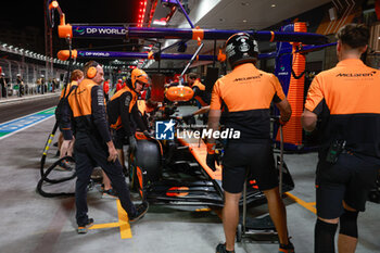 2024-11-22 - 81 PIASTRI Oscar (aus), McLaren F1 Team MCL38, pitlane, during the Formula 1 Heineken Silver Las Vegas Grand Prix 2024, 22th round of the 2024 Formula One World Championship from November 21 to 23, 2024 on the Las Vegas Strip Circuit, in Las Vegas, United States of America - F1 - LAS VEGAS GRAND PRIX 2024 - FORMULA 1 - MOTORS