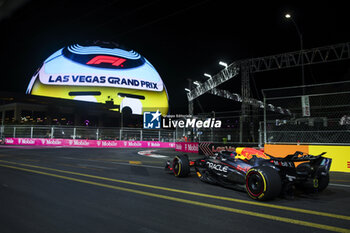 2024-11-23 - 01 VERSTAPPEN Max (nld), Red Bull Racing RB20, action during the Formula 1 Heineken Silver Las Vegas Grand Prix 2024, 22th round of the 2024 Formula One World Championship from November 21 to 23, 2024 on the Las Vegas Strip Circuit, in Las Vegas, United States of America - F1 - LAS VEGAS GRAND PRIX 2024 - FORMULA 1 - MOTORS