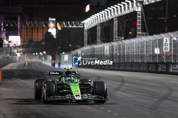 2024-11-23 - 24 ZHOU Guanyu (chi), Stake F1 Team Kick Sauber C44, action during the Formula 1 Heineken Silver Las Vegas Grand Prix 2024, 22th round of the 2024 Formula One World Championship from November 21 to 23, 2024 on the Las Vegas Strip Circuit, in Las Vegas, United States of America - F1 - LAS VEGAS GRAND PRIX 2024 - FORMULA 1 - MOTORS