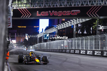 2024-11-23 - 01 VERSTAPPEN Max (nld), Red Bull Racing RB20, action during the Formula 1 Heineken Silver Las Vegas Grand Prix 2024, 22th round of the 2024 Formula One World Championship from November 21 to 23, 2024 on the Las Vegas Strip Circuit, in Las Vegas, United States of America - F1 - LAS VEGAS GRAND PRIX 2024 - FORMULA 1 - MOTORS