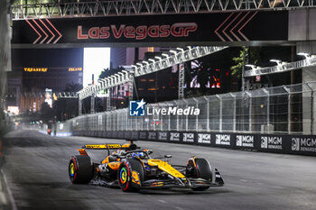 2024-11-23 - 81 PIASTRI Oscar (aus), McLaren F1 Team MCL38, action during the Formula 1 Heineken Silver Las Vegas Grand Prix 2024, 22th round of the 2024 Formula One World Championship from November 21 to 23, 2024 on the Las Vegas Strip Circuit, in Las Vegas, United States of America - F1 - LAS VEGAS GRAND PRIX 2024 - FORMULA 1 - MOTORS