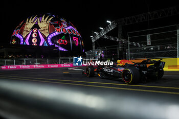 2024-11-23 - 01 VERSTAPPEN Max (nld), Red Bull Racing RB20, action during the Formula 1 Heineken Silver Las Vegas Grand Prix 2024, 22th round of the 2024 Formula One World Championship from November 21 to 23, 2024 on the Las Vegas Strip Circuit, in Las Vegas, United States of America - F1 - LAS VEGAS GRAND PRIX 2024 - FORMULA 1 - MOTORS