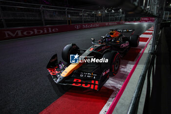 2024-11-23 - 01 VERSTAPPEN Max (nld), Red Bull Racing RB20, action during the Formula 1 Heineken Silver Las Vegas Grand Prix 2024, 22th round of the 2024 Formula One World Championship from November 21 to 23, 2024 on the Las Vegas Strip Circuit, in Las Vegas, United States of America - F1 - LAS VEGAS GRAND PRIX 2024 - FORMULA 1 - MOTORS