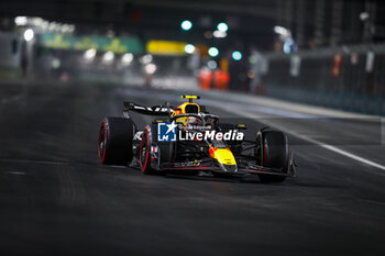 2024-11-23 - 11 PEREZ Sergio (mex), Red Bull Racing RB20, action during the Formula 1 Heineken Silver Las Vegas Grand Prix 2024, 22th round of the 2024 Formula One World Championship from November 21 to 23, 2024 on the Las Vegas Strip Circuit, in Las Vegas, United States of America - F1 - LAS VEGAS GRAND PRIX 2024 - FORMULA 1 - MOTORS