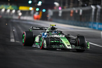 2024-11-23 - 24 ZHOU Guanyu (chi), Stake F1 Team Kick Sauber C44, action during the Formula 1 Heineken Silver Las Vegas Grand Prix 2024, 22th round of the 2024 Formula One World Championship from November 21 to 23, 2024 on the Las Vegas Strip Circuit, in Las Vegas, United States of America - F1 - LAS VEGAS GRAND PRIX 2024 - FORMULA 1 - MOTORS