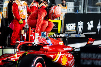 2024-11-23 - SAINZ Carlos (spa), Scuderia Ferrari SF-24, portrait during the Formula 1 Heineken Silver Las Vegas Grand Prix 2024, 22th round of the 2024 Formula One World Championship from November 21 to 23, 2024 on the Las Vegas Strip Circuit, in Las Vegas, United States of America - F1 - LAS VEGAS GRAND PRIX 2024 - FORMULA 1 - MOTORS