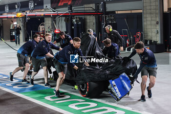 2024-11-23 - 43 COLAPINTO Franco (arg), Williams Racing FW46, crash, accident, mechanic, mecanicien, mechanics during the Formula 1 Heineken Silver Las Vegas Grand Prix 2024, 22th round of the 2024 Formula One World Championship from November 21 to 23, 2024 on the Las Vegas Strip Circuit, in Las Vegas, United States of America - F1 - LAS VEGAS GRAND PRIX 2024 - FORMULA 1 - MOTORS