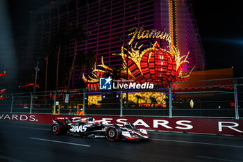 2024-11-23 - 20 MAGNUSSEN Kevin (den), Haas F1 Team VF-24 Ferrari, action during the Formula 1 Heineken Silver Las Vegas Grand Prix 2024, 22th round of the 2024 Formula One World Championship from November 21 to 23, 2024 on the Las Vegas Strip Circuit, in Las Vegas, United States of America - F1 - LAS VEGAS GRAND PRIX 2024 - FORMULA 1 - MOTORS