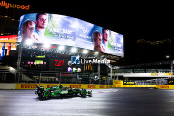 2024-11-23 - 24 ZHOU Guanyu (chi), Stake F1 Team Kick Sauber C44, action during the Formula 1 Heineken Silver Las Vegas Grand Prix 2024, 22th round of the 2024 Formula One World Championship from November 21 to 23, 2024 on the Las Vegas Strip Circuit, in Las Vegas, United States of America - F1 - LAS VEGAS GRAND PRIX 2024 - FORMULA 1 - MOTORS