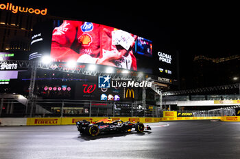 2024-11-23 - 11 PEREZ Sergio (mex), Red Bull Racing RB20, action during the Formula 1 Heineken Silver Las Vegas Grand Prix 2024, 22th round of the 2024 Formula One World Championship from November 21 to 23, 2024 on the Las Vegas Strip Circuit, in Las Vegas, United States of America - F1 - LAS VEGAS GRAND PRIX 2024 - FORMULA 1 - MOTORS