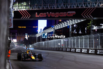 2024-11-23 - 01 VERSTAPPEN Max (nld), Red Bull Racing RB20, action during the Formula 1 Heineken Silver Las Vegas Grand Prix 2024, 22th round of the 2024 Formula One World Championship from November 21 to 23, 2024 on the Las Vegas Strip Circuit, in Las Vegas, United States of America - F1 - LAS VEGAS GRAND PRIX 2024 - FORMULA 1 - MOTORS