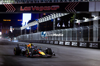 2024-11-23 - 01 VERSTAPPEN Max (nld), Red Bull Racing RB20, action during the Formula 1 Heineken Silver Las Vegas Grand Prix 2024, 22th round of the 2024 Formula One World Championship from November 21 to 23, 2024 on the Las Vegas Strip Circuit, in Las Vegas, United States of America - F1 - LAS VEGAS GRAND PRIX 2024 - FORMULA 1 - MOTORS