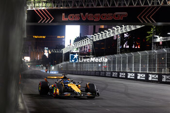 2024-11-23 - 81 PIASTRI Oscar (aus), McLaren F1 Team MCL38, action during the Formula 1 Heineken Silver Las Vegas Grand Prix 2024, 22th round of the 2024 Formula One World Championship from November 21 to 23, 2024 on the Las Vegas Strip Circuit, in Las Vegas, United States of America - F1 - LAS VEGAS GRAND PRIX 2024 - FORMULA 1 - MOTORS