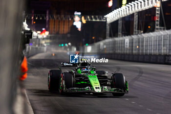 2024-11-23 - 24 ZHOU Guanyu (chi), Stake F1 Team Kick Sauber C44, action during the Formula 1 Heineken Silver Las Vegas Grand Prix 2024, 22th round of the 2024 Formula One World Championship from November 21 to 23, 2024 on the Las Vegas Strip Circuit, in Las Vegas, United States of America - F1 - LAS VEGAS GRAND PRIX 2024 - FORMULA 1 - MOTORS