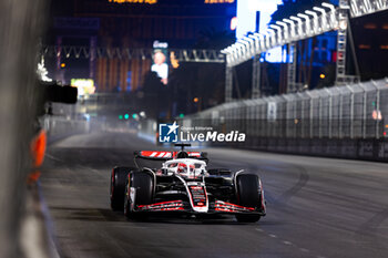 2024-11-23 - 20 MAGNUSSEN Kevin (den), Haas F1 Team VF-24 Ferrari, action during the Formula 1 Heineken Silver Las Vegas Grand Prix 2024, 22th round of the 2024 Formula One World Championship from November 21 to 23, 2024 on the Las Vegas Strip Circuit, in Las Vegas, United States of America - F1 - LAS VEGAS GRAND PRIX 2024 - FORMULA 1 - MOTORS