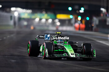 2024-11-23 - 24 ZHOU Guanyu (chi), Stake F1 Team Kick Sauber C44, action during the Formula 1 Heineken Silver Las Vegas Grand Prix 2024, 22th round of the 2024 Formula One World Championship from November 21 to 23, 2024 on the Las Vegas Strip Circuit, in Las Vegas, United States of America - F1 - LAS VEGAS GRAND PRIX 2024 - FORMULA 1 - MOTORS