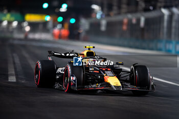 2024-11-23 - 11 PEREZ Sergio (mex), Red Bull Racing RB20, action during the Formula 1 Heineken Silver Las Vegas Grand Prix 2024, 22th round of the 2024 Formula One World Championship from November 21 to 23, 2024 on the Las Vegas Strip Circuit, in Las Vegas, United States of America - F1 - LAS VEGAS GRAND PRIX 2024 - FORMULA 1 - MOTORS