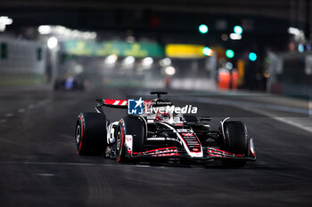 2024-11-23 - 20 MAGNUSSEN Kevin (den), Haas F1 Team VF-24 Ferrari, action during the Formula 1 Heineken Silver Las Vegas Grand Prix 2024, 22th round of the 2024 Formula One World Championship from November 21 to 23, 2024 on the Las Vegas Strip Circuit, in Las Vegas, United States of America - F1 - LAS VEGAS GRAND PRIX 2024 - FORMULA 1 - MOTORS