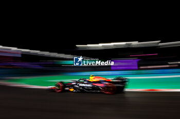 2024-11-23 - 11 PEREZ Sergio (mex), Red Bull Racing RB20, action during the Formula 1 Heineken Silver Las Vegas Grand Prix 2024, 22th round of the 2024 Formula One World Championship from November 21 to 23, 2024 on the Las Vegas Strip Circuit, in Las Vegas, United States of America - F1 - LAS VEGAS GRAND PRIX 2024 - FORMULA 1 - MOTORS