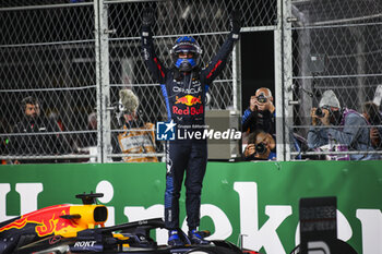 2024-11-24 - VERSTAPPEN Max (ned), Red Bull Racing RB20, portrait celebrating his 4th title during the Formula 1 Heineken Silver Las Vegas Grand Prix 2024, 22th round of the 2024 Formula One World Championship from November 21 to 23, 2024 on the Las Vegas Strip Circuit, in Las Vegas, United States of America - F1 - LAS VEGAS GRAND PRIX 2024 - FORMULA 1 - MOTORS