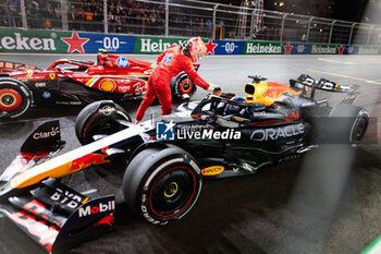 2024-11-24 - SAINZ Carlos (spa), Scuderia Ferrari SF-24, portrait VERSTAPPEN Max (ned), Red Bull Racing RB20, portrait celebrating his 4th title during the Formula 1 Heineken Silver Las Vegas Grand Prix 2024, 22th round of the 2024 Formula One World Championship from November 21 to 23, 2024 on the Las Vegas Strip Circuit, in Las Vegas, United States of America - F1 - LAS VEGAS GRAND PRIX 2024 - FORMULA 1 - MOTORS