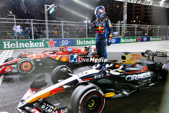 2024-11-24 - VERSTAPPEN Max (ned), Red Bull Racing RB20, portrait portrait celebrating his 4th title during the Formula 1 Heineken Silver Las Vegas Grand Prix 2024, 22th round of the 2024 Formula One World Championship from November 21 to 23, 2024 on the Las Vegas Strip Circuit, in Las Vegas, United States of America - F1 - LAS VEGAS GRAND PRIX 2024 - FORMULA 1 - MOTORS