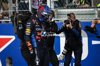 2024-11-24 - VERSTAPPEN Max (ned), Red Bull Racing RB20, portrait celebrates his 4th Formula One World Championship during the Formula 1 Heineken Silver Las Vegas Grand Prix 2024, 22th round of the 2024 Formula One World Championship from November 21 to 23, 2024 on the Las Vegas Strip Circuit, in Las Vegas, United States of America - F1 - LAS VEGAS GRAND PRIX 2024 - FORMULA 1 - MOTORS